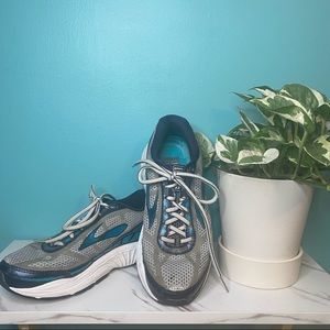 Women’s size 6.5 Wide BROOKS DYAD 8 running shoes